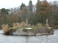 Tombe au centre du lac